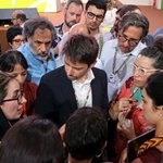 　ＣＯＰ３０会合の一時中断中に協議する各国の交渉関係者ら＝２２日、ブラジル・ベレン（共同）