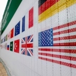 　Ｇ２０首脳会議の会場付近に掲示された星条旗＝２３日、南アフリカ・ヨハネスブルク（共同）