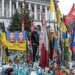 　２３日、ウクライナ・キーウ中心部を歩く男性（共同）