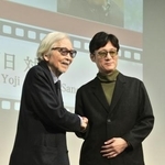 　東京国際映画祭の対談企画に登壇した山田洋次監督（左）と李相日監督＝１０月、東京都千代田区