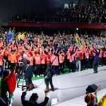 　「東京デフリンピック」の閉会式で盛り上がる各国選手団＝２６日、東京体育館