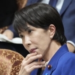 衆院予算委で立憲民主党の岡田克也氏の質問を聞く高市早苗首相。「台湾有事」を巡り、安全保障関連法の規定で集団的自衛権の行使が可能となる「存立危機事態」に当たるかどうか問われ、状況次第で該当するとの見解を示した＝２０２５年１１月７日