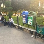 　分別して捨てるよう呼びかけるごみ箱＝２０２５年９月、インド・インドール（共同）