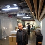 　「コトノネ」編集部が入る事務所に立つ里見喜久夫さん＝１１月、東京都目黒区