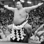 雲竜型の土俵入りを披露する新横綱の北の湖＝１９７４年９月、蔵前国技館