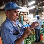 　電球の製造過程を説明する大井川電機製作所の佐々木孝行社長＝１０月、静岡県島田市