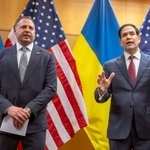 　取材に応じるウクライナのイエルマーク大統領府長官（左）とルビオ米国務長官＝２３日、スイス・ジュネーブ（Ｍａｒｔｉａｌ　Ｔｒｅｚｚｉｎｉ／Ｋｅｙｓｔｏｎｅ提供・ＡＰ＝共同）