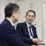 　ノーベル生理学・医学賞に選ばれた大阪大の坂口志文特任教授（左）と対談する全国がん患者団体連合会の天野慎介理事長＝１１月４日、大阪府吹田市