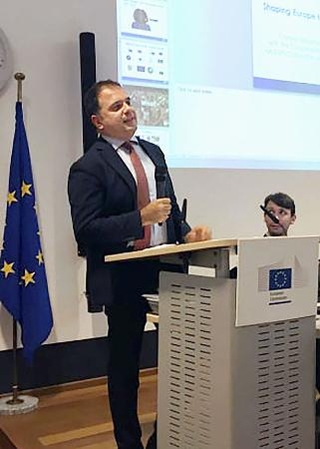 ブリュッセルで講演するイタリア・スポーツ弁護士協会名誉会長のミケーレ・コルッチ氏（共同）