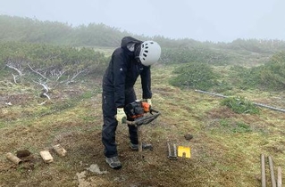 　北海道・知床連山での永久凍土の掘削＝２０２２年８月（ジオアクト提供）