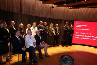 大阪・関西万博のポーランドパビリオンを訪れたワレサ元大統領＝５月、大阪市此花区