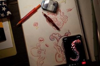 　「Ｇｏｏｄ　Ｔｉｍｅｓ　Ｉｎｋ」で見習いとして働く男性のデザイン