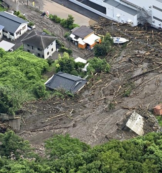 　８月、記録的な雨量で大雨特別警報が出た鹿児島県霧島市の住宅地に流れ込んだ土砂