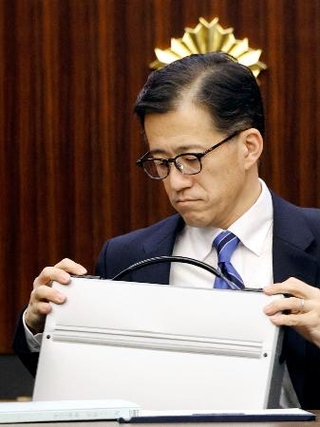 　記者会見に臨む警視庁の親家和仁刑事部長＝５日午前、東京都千代田区