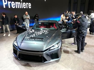 　トヨタ自動車が発表した３代目と位置付けるスーパーカー「ＧＲ　ＧＴ」＝５日午後、静岡県裾野市の「ウーブン・シティ」