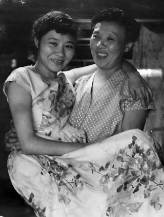 　渡辺千恵子さん（左）と母親のスガさん＝１９６０年ごろ、長崎市内の渡辺さんの自宅で撮影（長崎総合科学大学長崎平和文化研究所提供）