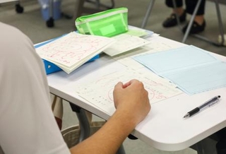 　「公文式」教材に取り組む少年院「加古川学園」の在院者＝１０月、兵庫県加古川市