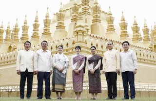 　寺院「タートルアン大塔」を訪れ、記念撮影される愛子さま＝２０２５年１１月、ビエンチャン（共同）