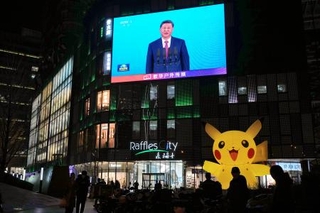 　北京市内の大型画面に映し出された中国の習近平国家主席についてのニュース＝１１月（共同）