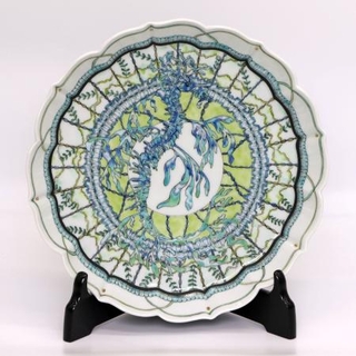 　森亜光さんが「リーフィーシードラゴン」を描いた飾り皿