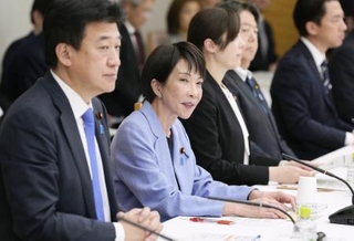 　政府の会議であいさつする高市首相（左から２人目）＝１１月、首相官邸