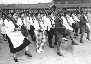　戦時下の銃後の活動の一環として大日本国防婦人会は軍事教練に参加した＝１９４２年１月２８日