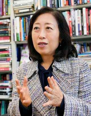 　インタビューに答える上智大の三浦まり教授