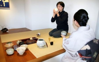 　東京都新宿区で開かれた茶道教室＝１１月