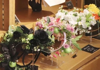 　ボタニカミュージアムで購入できるカチューシャ＝２０２５年１２月、千葉市美浜区