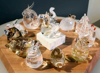 　干支をモチーフにしたガラス製の作品＝１１月２５日、富山市の富山ガラス工房