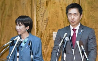 　会談後、記者会見する高市首相（左）と日本維新の会の吉村代表＝１６日午後、国会