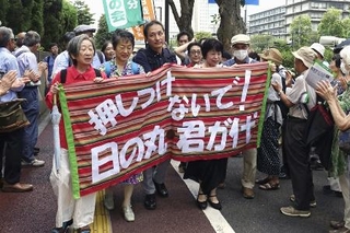 　判決を前に、東京地裁に仲間たちと入廷する田中聡史さん（中央）＝２０２５年７月