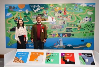 　特別展の会場に並べられた絵本「おばけのマール」シリーズ。後方はイラストレーターなかいれいさん（左）と作家けーたろうさん＝札幌市