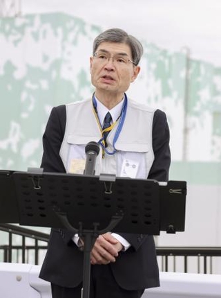　報道陣の取材に応じる警察庁の楠芳伸長官＝３日、東京電力福島第１原発