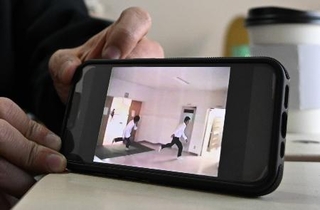 三宅唱監督が中３の時に友人らと作成した、登場人物らが追いかけっこをする映画＝１２月５日、ソウル（撮影・宋慶碩、共同）