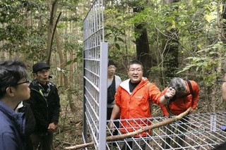 　狩猟に使う箱わなの仕組みを説明する「ハンターバンク」のスタッフ＝２０２５年１１月、神奈川県小田原市