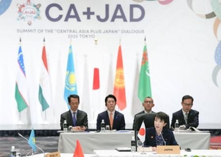 　中央アジア５カ国との首脳会合で、あいさつする高市首相（手前）＝２０日午前、東京都千代田区（代表撮影）