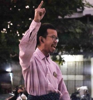 　ミャンマー中部マンダレーの路上で、総選挙に抗議する民主活動家テーザーサン氏＝３日（民主派「ピープルズ・スプリング」提供、共同）