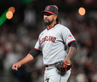 　６月、ジャイアンツ戦でプレーするガーディアンズのクラセ＝サンフランシスコ（ＡＰ＝共同）