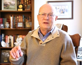 　インタビューに答えるローレンス・ウィルカーソン元米国務長官首席補佐官（共同）