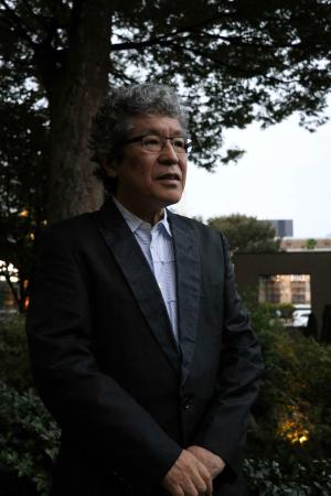 取材に応じる社会学者の大沢真幸さん＝１０月２２日、東京都渋谷区