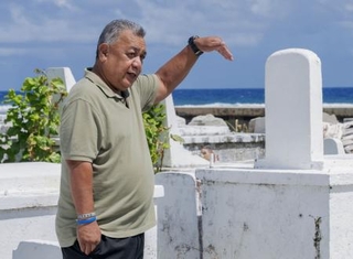 　海面上昇で墓地に危険が迫っていると訴えるホイットニー・ロークさん＝２０２５年１１月、マーシャル諸島マジュロ（共同）