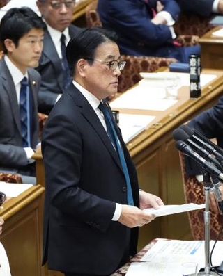 衆院予算委で質問する立民・岡田氏＝２０２５年１１月７日