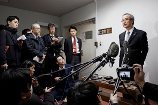 　新潟県議会の本会議を終え、取材に応じる花角英世知事＝２２日午後