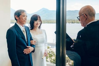 　オーストラリア・ケアンズで結婚式をする乾紀子さん（中央）と山県幹典さん（左）＝２月（乾さん提供）