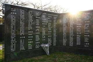 平和祈念公園にある「平和の礎」。大叔父の名前が石碑の下方に刻まれていた＝３月、沖縄県糸満市