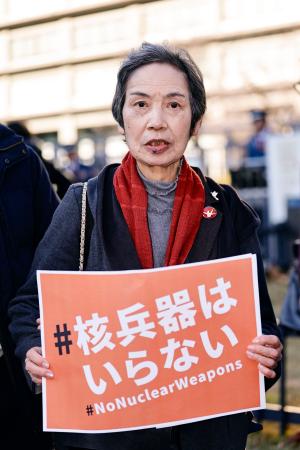 　非核三原則の堅持などを求める要請書を提出するため外務省に向かう和田征子さん＝２３日午前