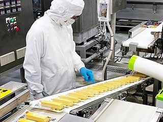 　アサヒコの商品「豆腐バー」の検品作業＝１５日、埼玉県行田市