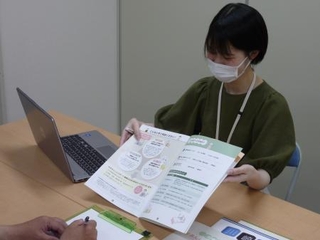 「未来あんしんサポート事業」を説明する職員＝６月、川崎市