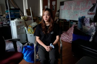 　香港中文大の学生組織が活動していた部屋で撮影に応じる代表の郭嘉宝さん＝２５日、香港（共同）
